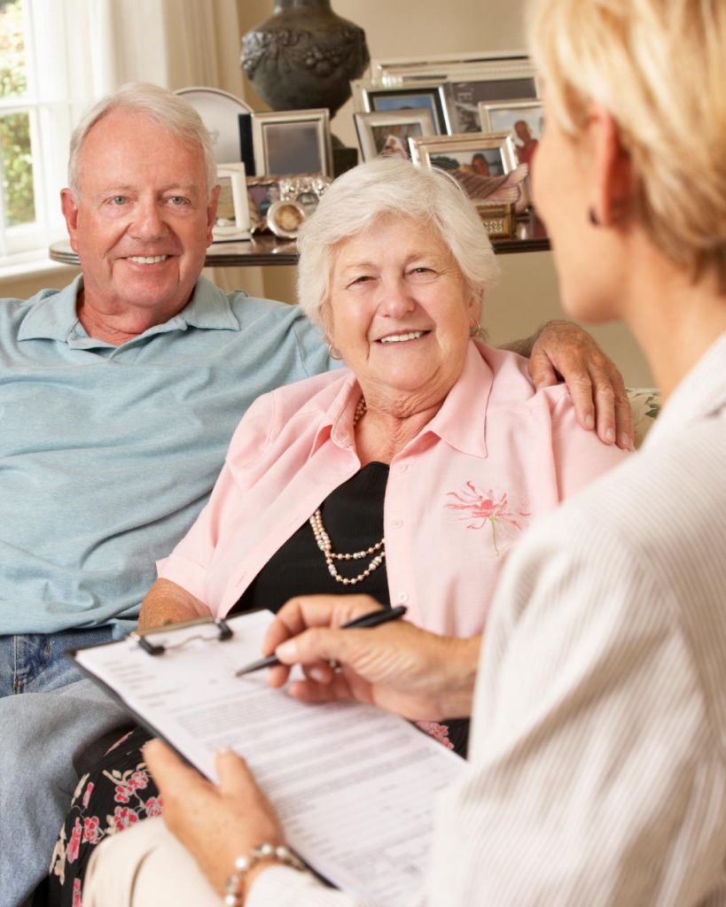 Pflegeberatung: zwei ältere Menschen lassen sich von einer Hygge Betreuung Betreuungskraft beraten.