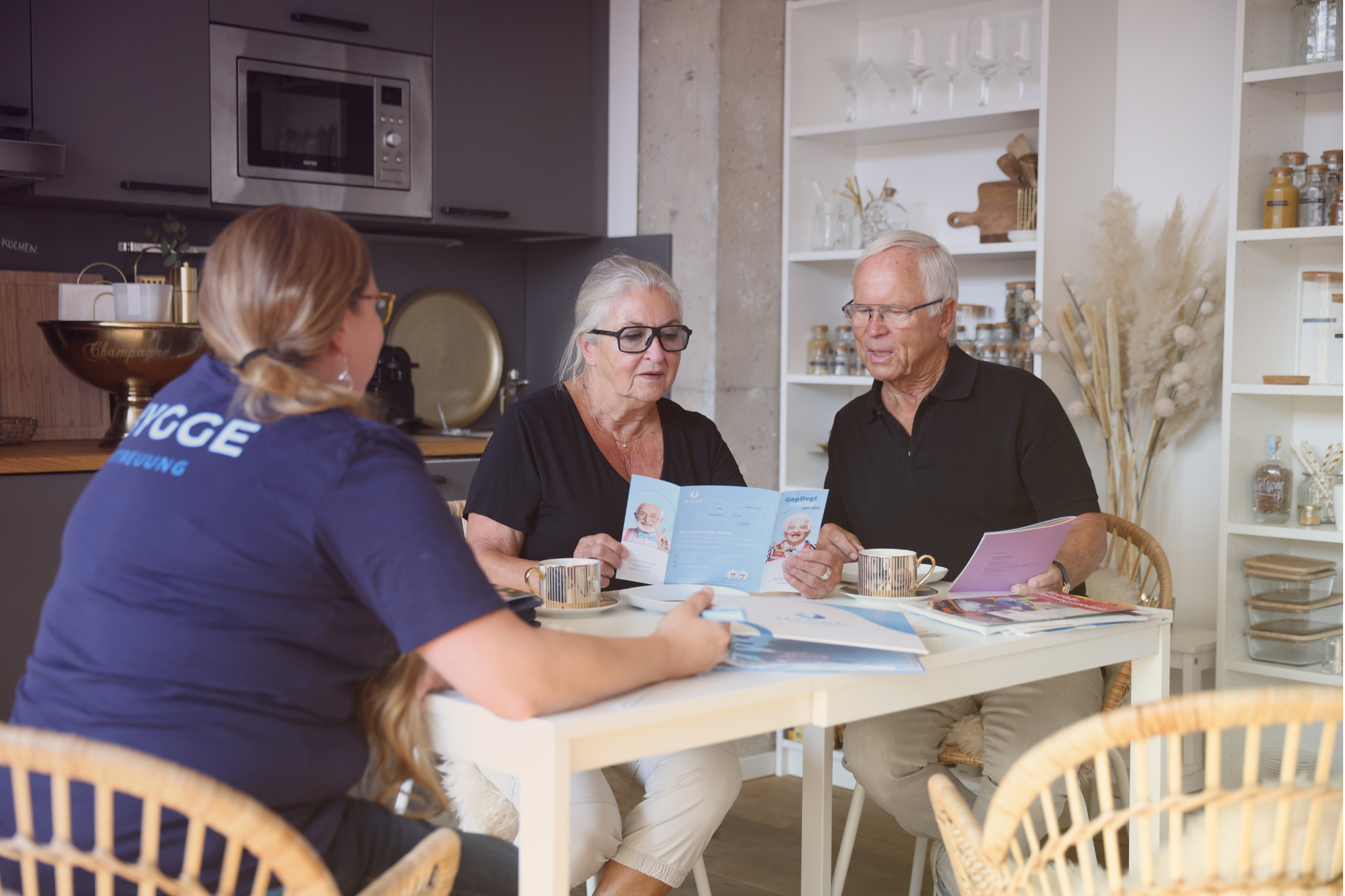 Pflegegeld ist eine finanzielle Leistung der gesetzlichen und privaten Pflegeversicherungen, die pflegebedürftigen Menschen zugutekommt.